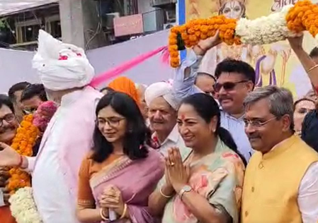 Chief Minister Accha Gupta appears on a platform on Hanuman Jayanti and ‘Aap’ LP Swati Maliwal