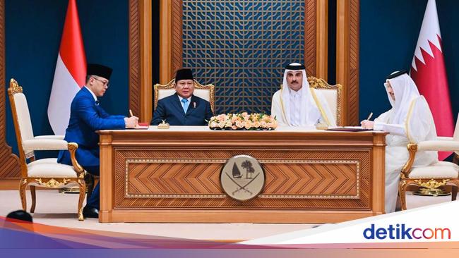 Prabowo met Emir Qatar, seen signing the strategic dialogue sleeve