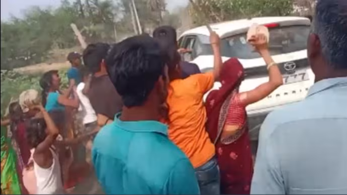 Villagers in Bihar attacked police during inspection with sticks, sticks and stones