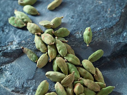 Benefits of eating cardamom before bedtime