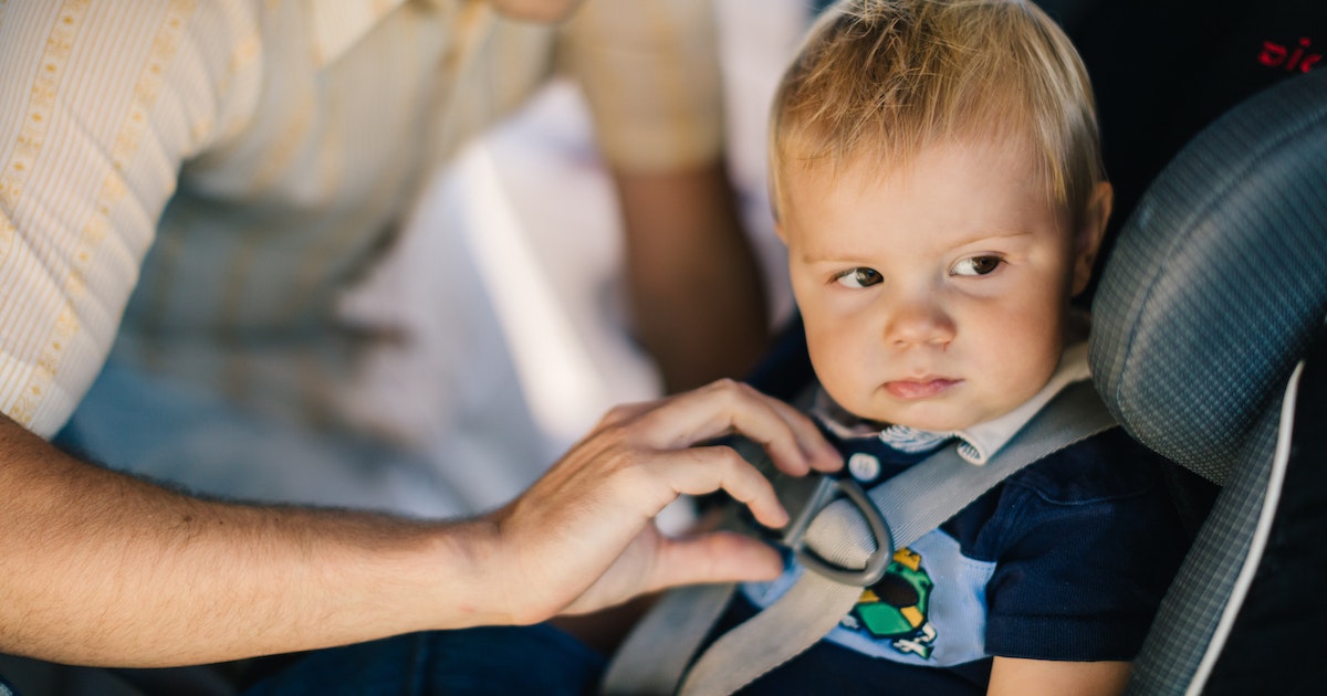 Child seats in the car .. 9 common mistakes practiced by parents