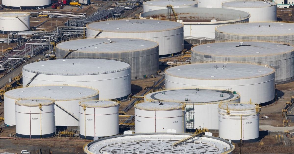 Oil prices swing between profits and losses after Trump’s decisions