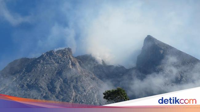 Officers secure 20 illegal climbers of Mount Merapi
