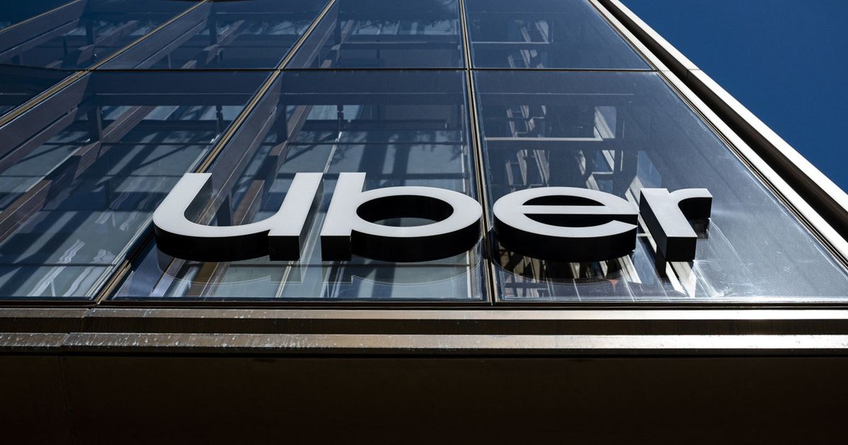 London Black Taxi drivers accuse Uber of working illegally