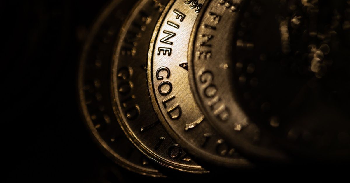Gold pulls back from a record level amid confusion over American drawings
