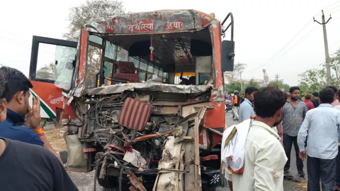 Big road accident in Deoria – 10 injured in roads bus and tanker, Condition Serious – Big road accident in Deoria Roadways bus and Tanker Collide 10 injured condition Critical