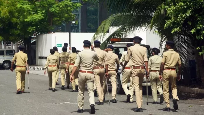Action in Delhi caught 15 foreign citizens, including 2 Bangladeshi’s; Deception Center Sent – 15 Foreign Citizens, including 2 Bangladeshi’s and sent to the Tracking Center in Delhi