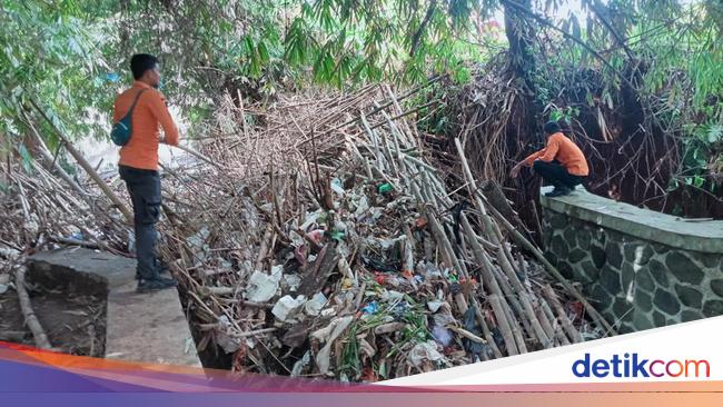 Cibagolo Kali Bogor flows are blocked for 2 days bamboo logs