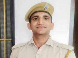 Constable has been suspended to cheat more than 100 policemen see in the video by pretending to make a millionaire