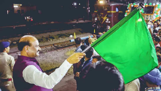 New train started from Kota to Delhi and Indore, see the flag through the lure Sabha speaker Birla