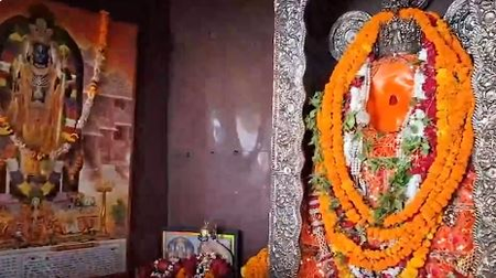 Uttar Pradesh: Dedicated collected in the Hanuman Garhi Temple of Ballia