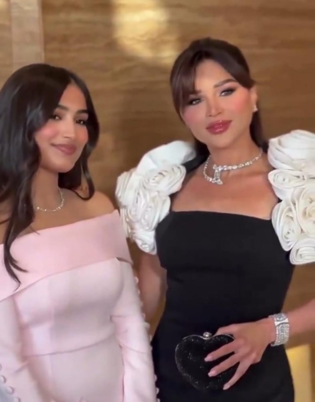 Noha Nabil and her daughter are announcing the communication sites at the wedding of Narin Buiti .. video – ryan