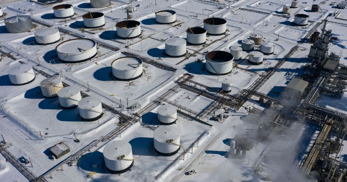 The high oil prices for the second day support the fall in US stocks