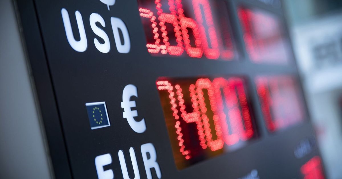 Currency options trading, with a change of bets due to politics