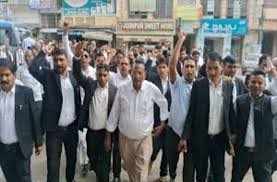 Attorneys outside the Sikar court did Sundarkand lessons, watching videos