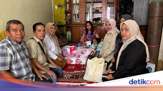 Andre Rosiad helps children with malignant lipoma in Kabung Bay, Padang