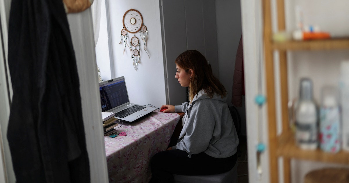 “Digital tension” .. warning of an upcoming danger expanding in the workplace