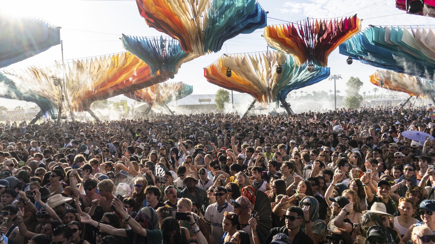 At Coachella, Clairo and Bernie Sanders, Plus Weezer, Charli XCX Perform – ryan