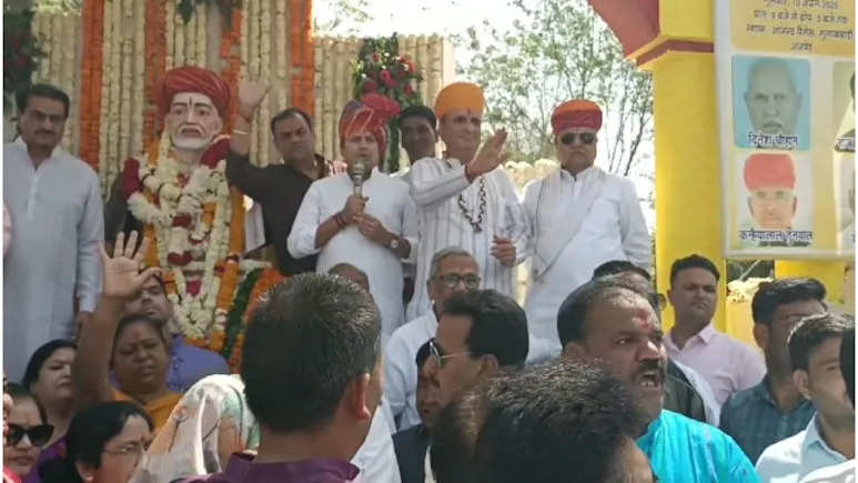 Mahatma Jyotiba Phule’s birthday in political color, BJP congress workers came face to face