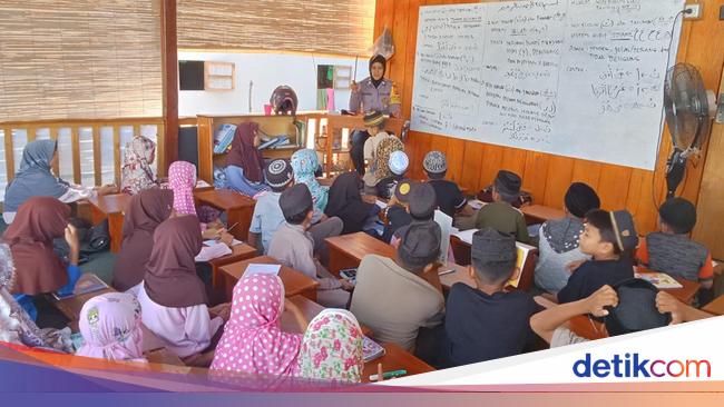 Aiptu Suhati Bangun Pondok IQRA, leads children in beans Quran