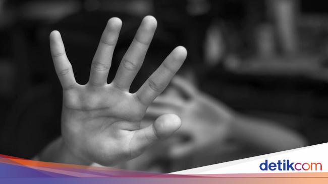 Viral teenage girls in Western Jakarta beaten by friends who are presumably fighting for men