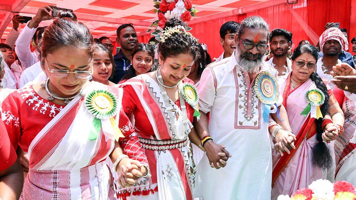 Hemant Soren participated in the Sarhul festival amid the opposition