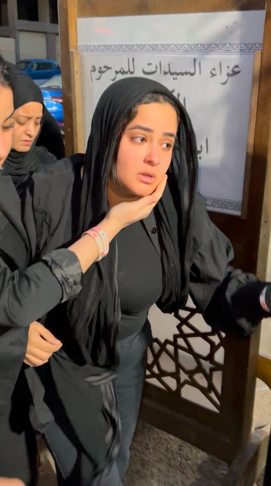 وصول زوجة إبراهيم شيكا لاستὀال عزائه بمسجد الحامدية الشاذلية. – ryan