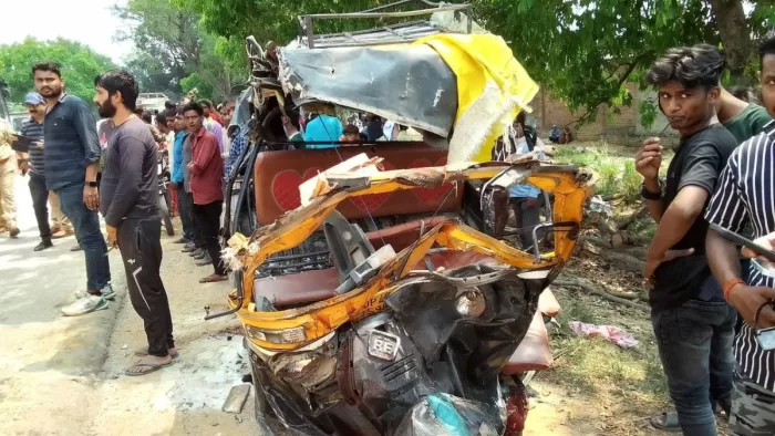 Bahraich accident: 5 People of the same family were killed due to bus and pace collision, 13 injured -Bahraich crash six people were killed in collision between bus and car more than ten people seriously injured