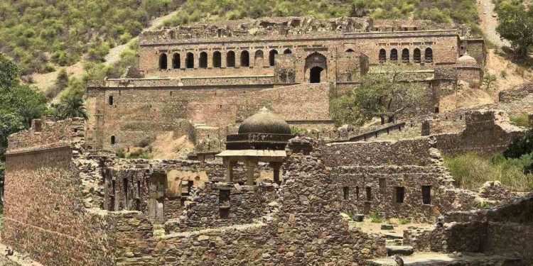 “Bangles Breaking, Shouting of Women, Appeal of Shadows” is really a ghostly fort of Bhangarh, see in the video and know the whole truth