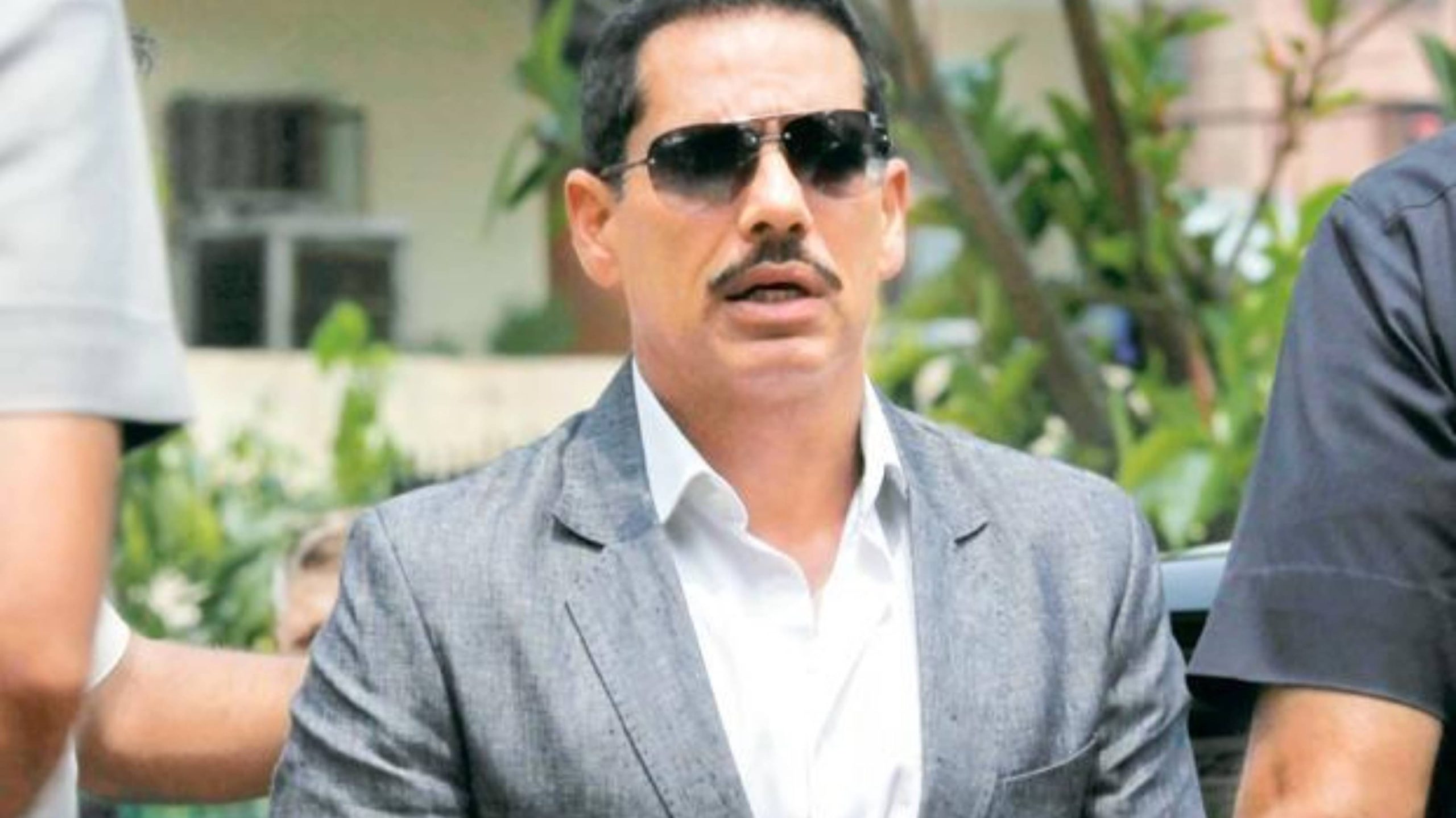 Robert Vadra Orders Bodyguards to Block Reporters After ED’s 6-Hour Grilling – ryan