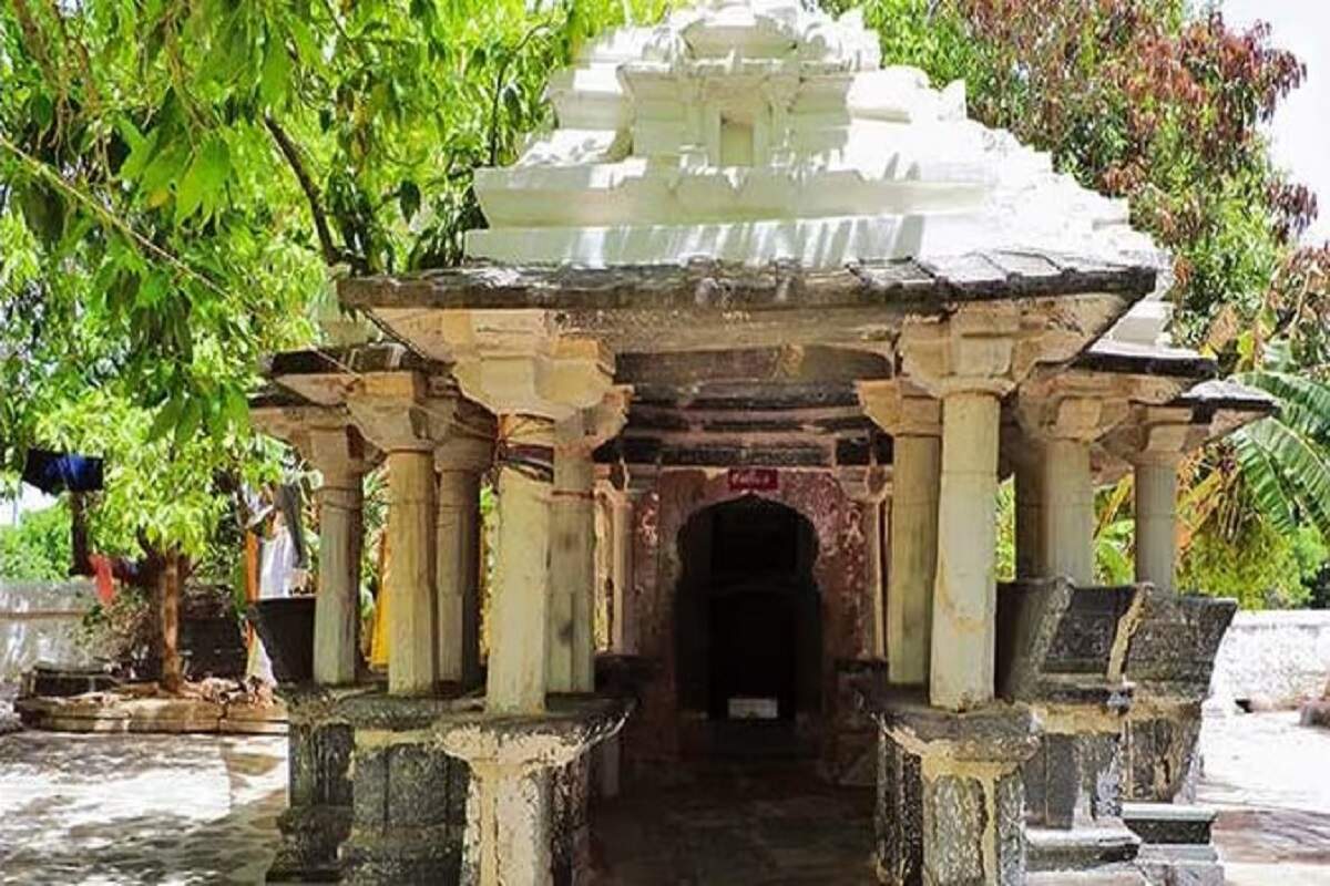 After hearing the name of this Shiva Temple in Rajasthan, ghosts run away, know in the video, what is the secret to changing the form three times?