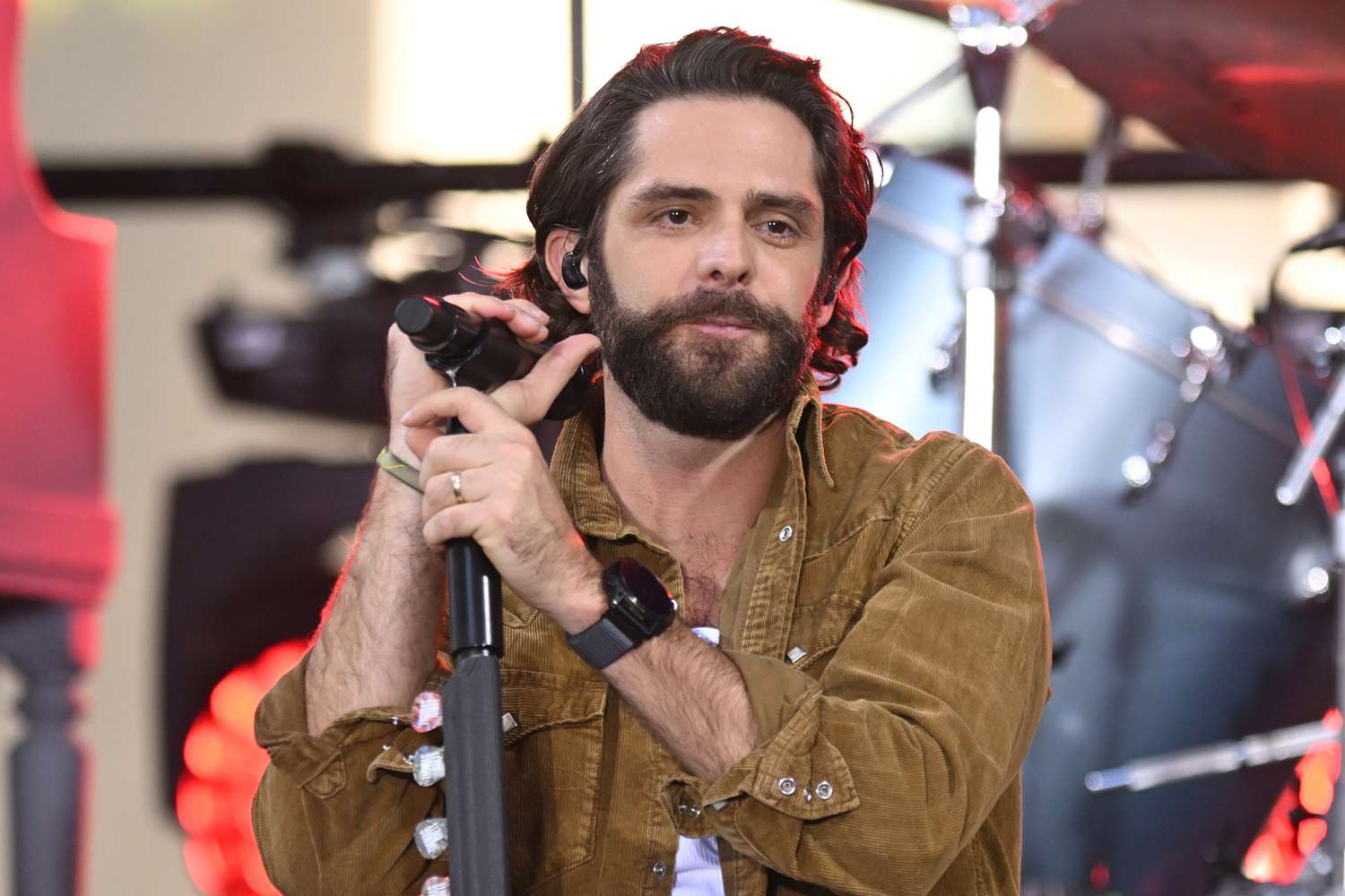 Thomas Rhett Falls on His Way to the Stage for a Performance and Injures Ankle – ryan