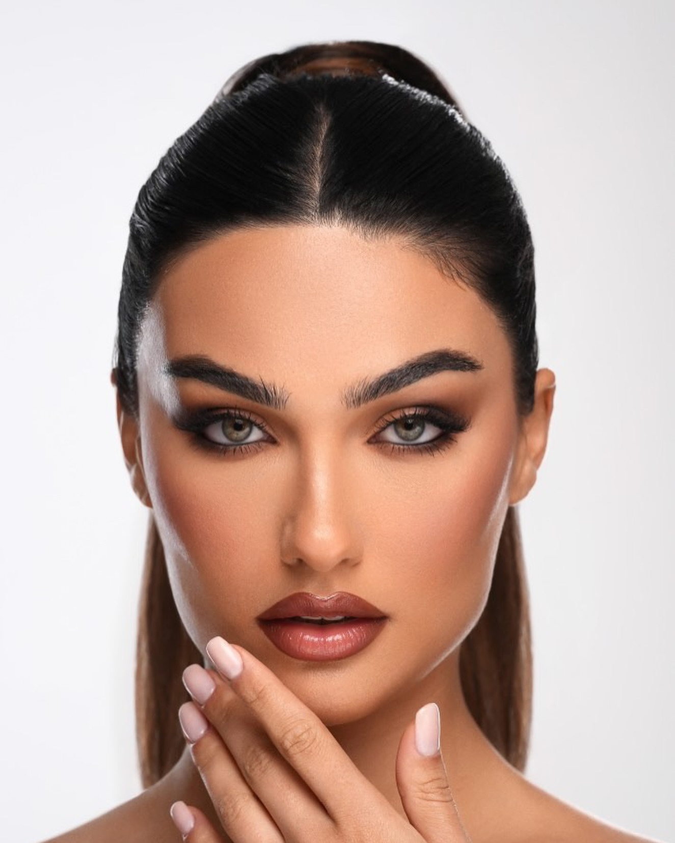 ميكاب الارتيست المبدعه
@zahraamakeup.kw .
موديل الجميله @yana.conda @itsbery … – ryan