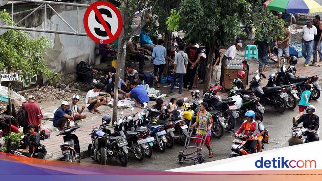 Police are serving Wild Jukir Parking RP. 60 thousand in Tanah Abang to Tuesos