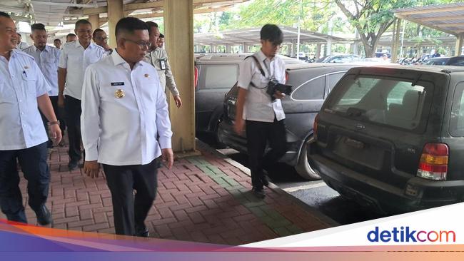 Andra Soni highlighted the damaged official car in the Banten Provincial Government Office