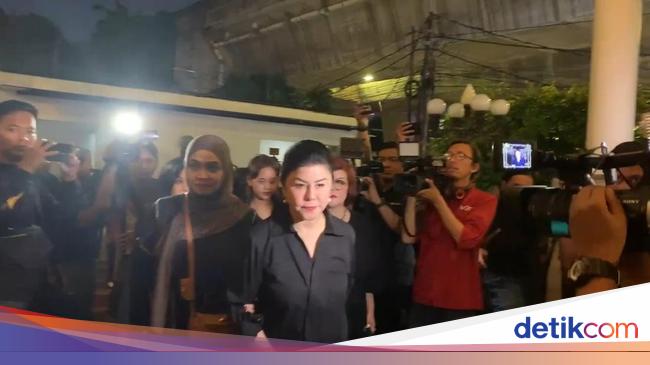 Family members mourn at the funeral home of Hotma Sitompul: Desiree to Bams Samson
