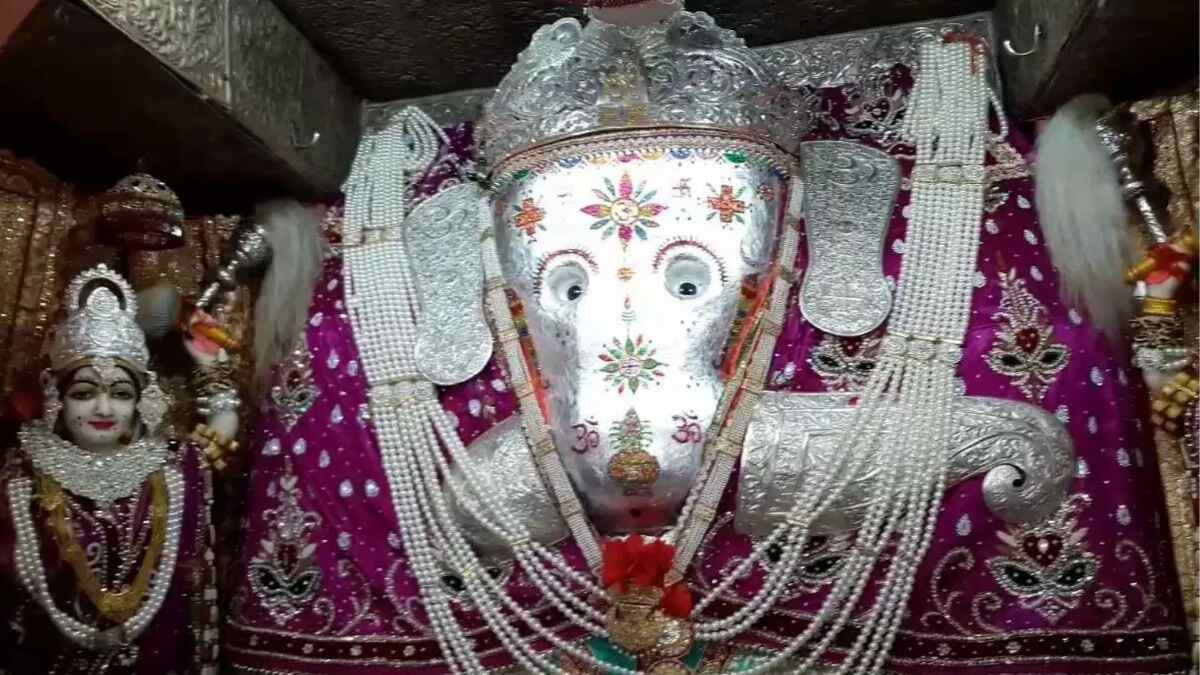 In the 100 -year -old temple, a love letter is sought and sought, the wish of love is said, here God himself adds love relationship