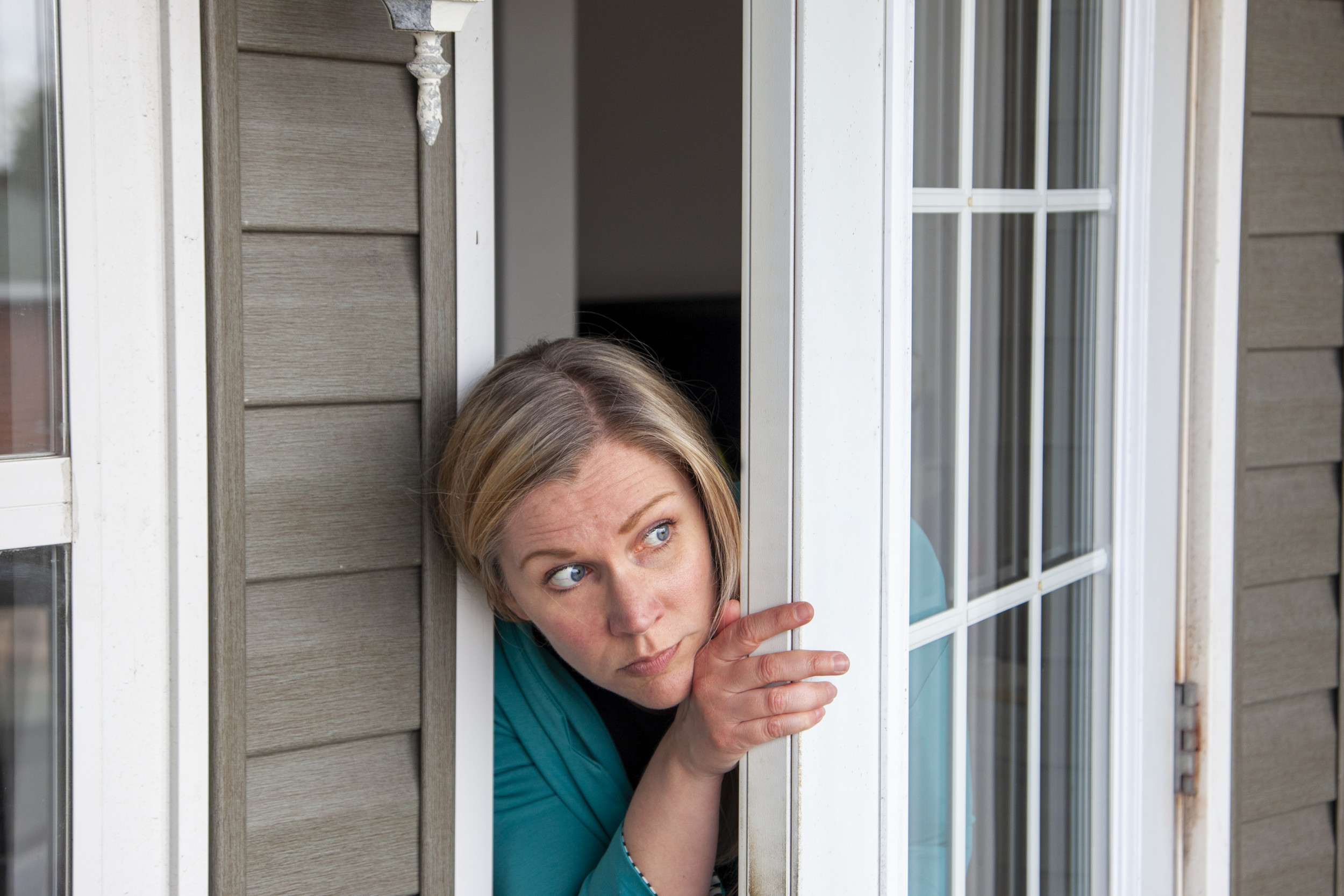 Home Alarm Alerts Woman to Someone in Backyard, Shock Over Who’s in Pool – ryan