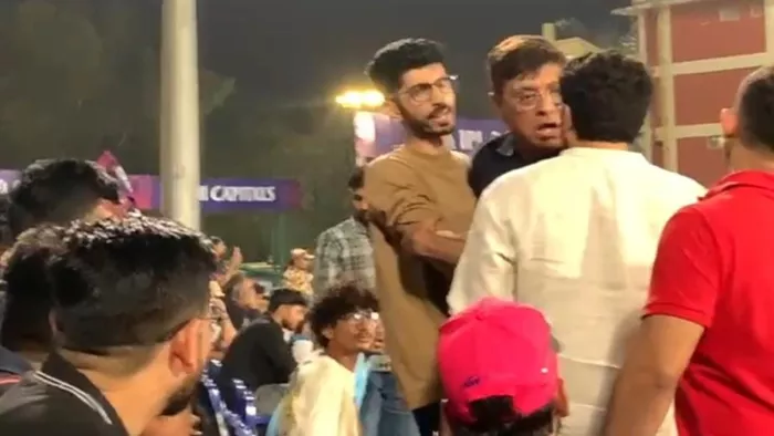 Delhi: Dispute again at Arun Jaitley Stadium, a lot of kicking -skipping over the seat under the audience -Once again a controversy arose during the IPL match at Delhi Arun Jaitley Stadium