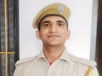 Ajmer himself became a thug while he stopped fraud, constables took rupes of more than 100 colleagues