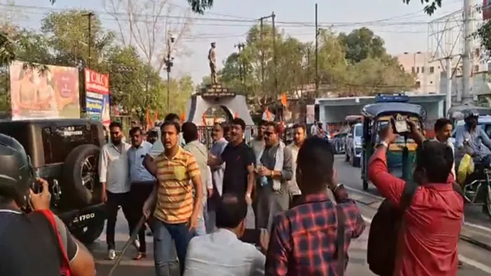 Dhanbad News: In Dhanbad, the hooliganism of the congressional leader, the worker and journalist, ran and beat – Holiganism by son and brother of a leader of the congress in Jharkhand, they beat his own works