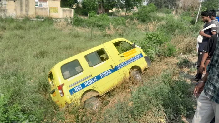 Painful accident in UP: school wagon vice versa caused a stir, brothers and sisters seriously injured – school wagon overturned in the Basti siblings