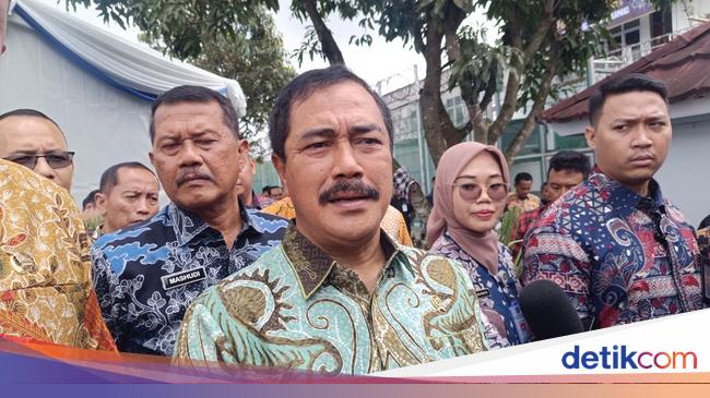 Minister of Imipas harvesting rice in lapas open nusakambangan with 18 prisoners