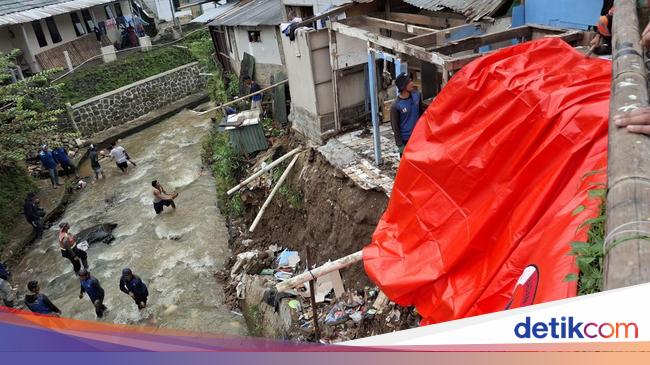 Home on the river banks in Bogor landslide, Grandma buried 61 years