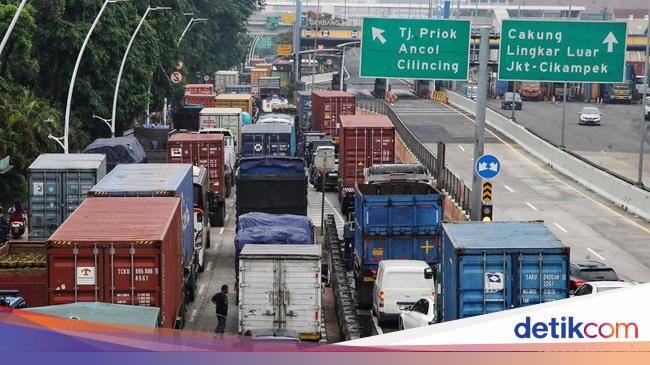 Yos Sudarso in the direction of the Priok port is badly stuck from early morning, that’s the reason why