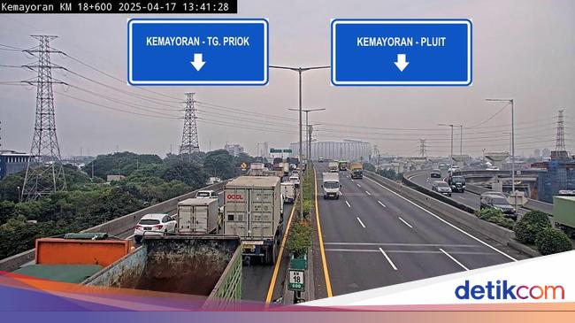Traffic on the toll road in the priok in the traffic jam 15 kilometers the impact of density at the port