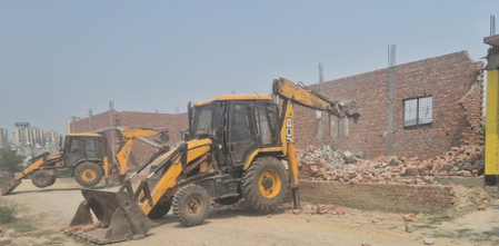 Bulldozers run on illegal constructions built in the underwater area of ​​Noida, ground worth 150 crores free