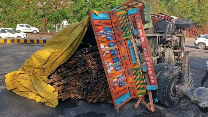 Himachal News: An Iron -loaded truck on the national highway in Hamirpur, has now postponed the Himachal news.