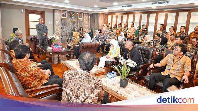 The hot atmosphere of Halalbihalal MPR, Muzani invites employees to strengthen friendship