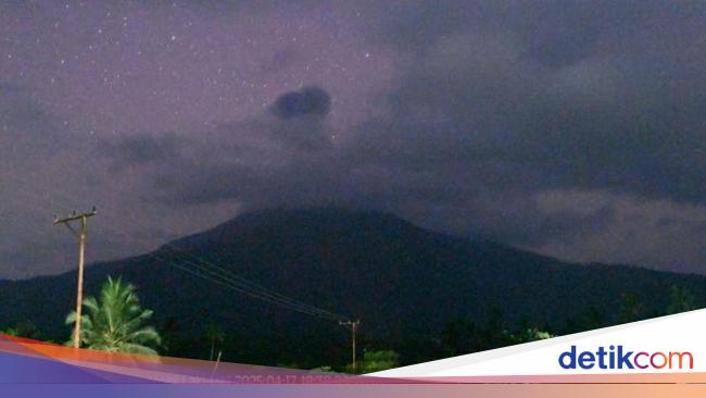 Mount Lewotobi male outbursts return, a height of 700 meters of ascolom